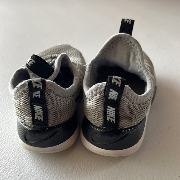Nike - toddler shoe - Picture 3 of 4